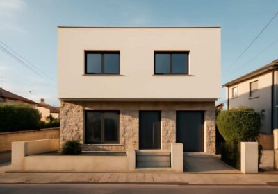 Fachada residencial contemporânea no Norte de Portugal, luz natural e ambiente suburbano
